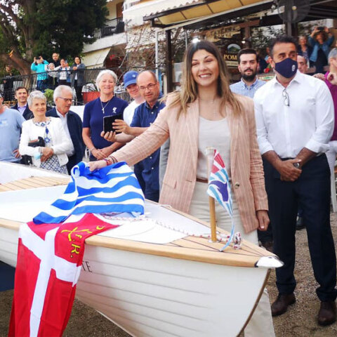 Η Σοφία Ζαχαράκη στο Τολό Αργολίδας δίπλα στο καινούργιο σκάφος του δανέζικου κωπηλατικού κλαμπ, που πήρε το όνομα «Αμφιτρίτη»