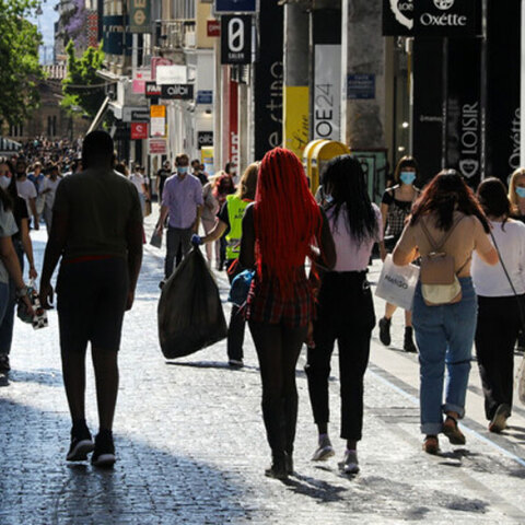 Καταναλωτές κάνουν τα ψώνια τους στην Ερμού