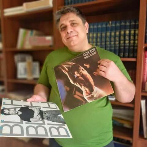 Άνθρωπος που κρατά βινύλια του Iggy Pop