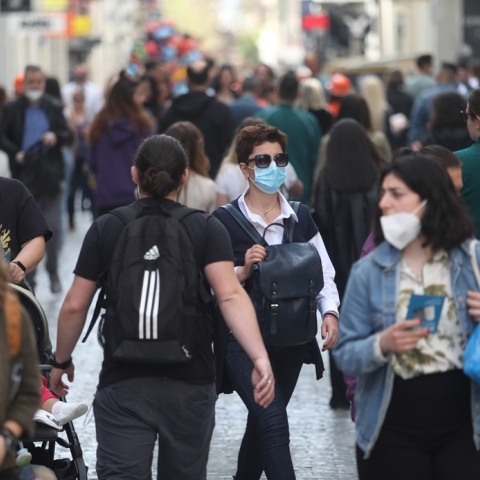 Πολίτες με μάσκα στο κέντρο της Αθήνας