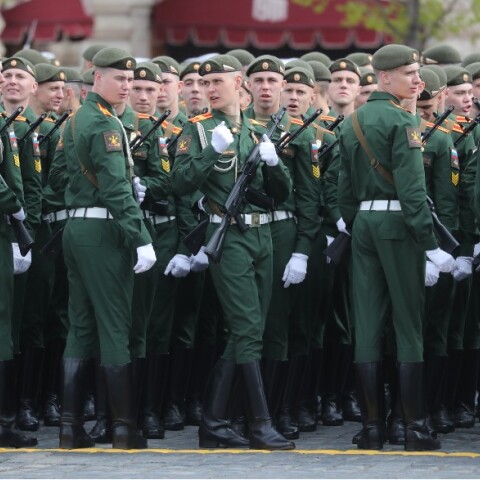 Στιγμιότυπο από τη στρατιωτική παρέλαση στην Κόκκινη Πλατεία, στο πλαίσιο των εορτασμών για τη νίκη επί της ναζιστικής Γερμανίας το 1945