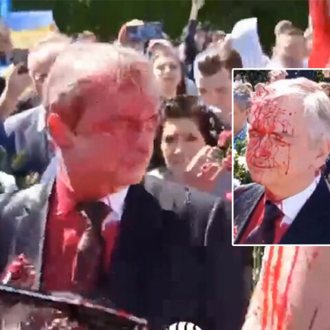 Με κόκκινη μπογιά στο πρόσωπο ο Ρώσος πρέσβης στη Βαρσοβία μετά την επίθεση