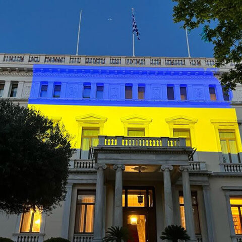 Το προεδρικό μέγαρο στα χρώματα της Ουκρανίας © ΑΠΕ-ΜΠΕ