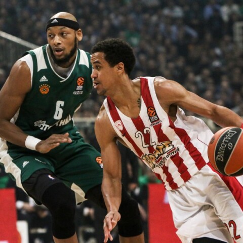 Ο Έντριαν Πέιν σε αγώνα κόντρα στον Ολυμπιακό