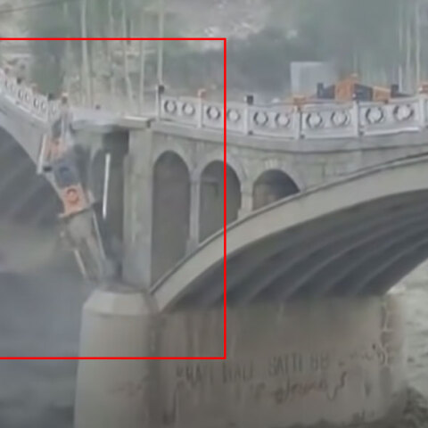 Γέφυρα στο Πακιστάν αρχίζει να καταρρέει μετά τις πλημμύρες