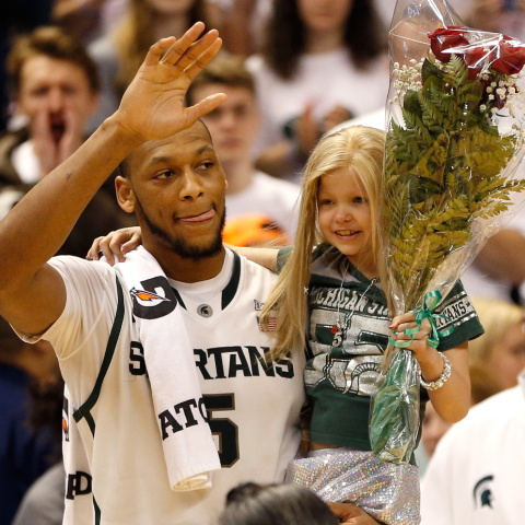 Φωτογραφία του Έιντριαν Πέιν με τη Λέισι Χολσγουορθ.