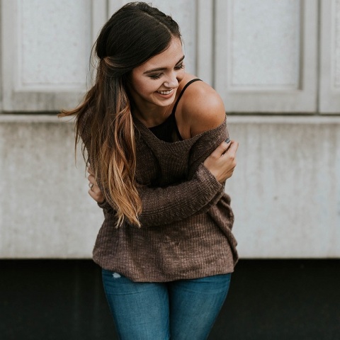 Ενα κορίτσι χαμογελάει. 