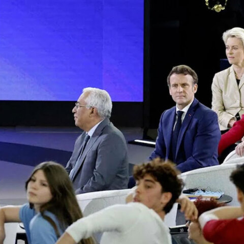 Ο Μακρόν παρακολουθεί τους χορευτές στο Ευρωκοινοβούλιο