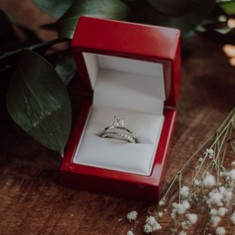 Ένα δαχτυλίδι αρραβώνων. 