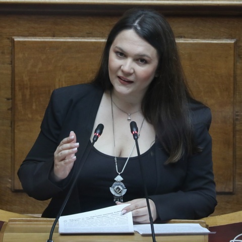 Η ανεξάρτητη βουλευτής, Κωνσταντίνα Αδάμου, στο βήμα της Βουλής