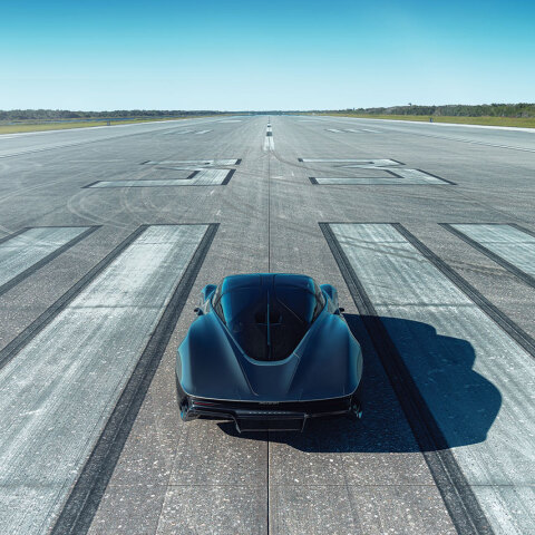 Αυτοκίνητο σε αεροδιάδρομο