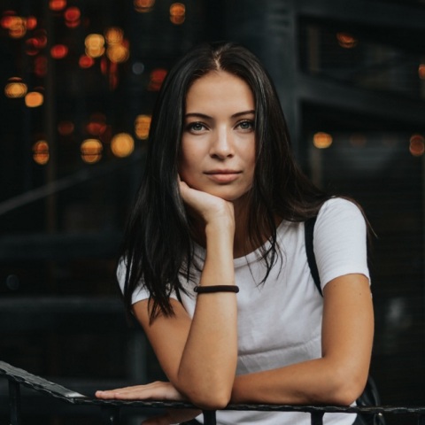 Ένα κορίτσι κοιτάζει την κάμερα. 