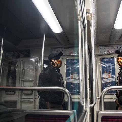 Επιβάτες φορούν μάσκα προστασίας από τον κορωνοϊό στο μετρό της Γαλλίας