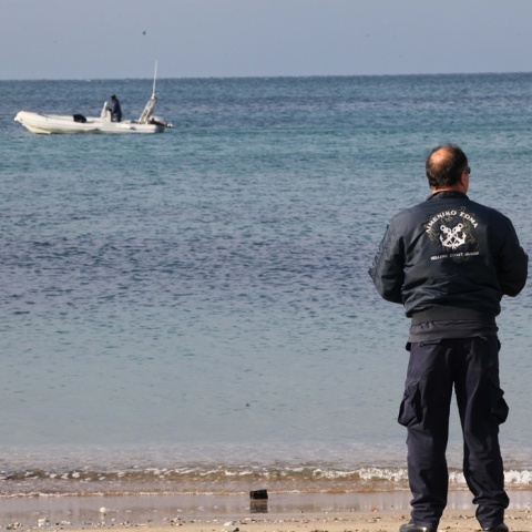 Πνιγμός στη θάλασσα: Άνδρας του λιμενικού στην ακρογιαλιά κατά τη διάρκεια έρευνας για τον εντοπισμό ατόμου
