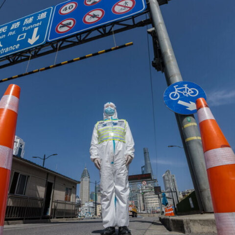 Στη Σαγκάη η Κίνα επιμένει να εφαρμόζει το σκληρό lockdown για τον κορωνοϊό