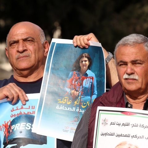 Πολίτες διαμαρτύρονται για τη δολοφονία της δημοσιογράφου του Al Jazeera, Shireen Abu Akleh, κρατώντας φωτογραφίες της