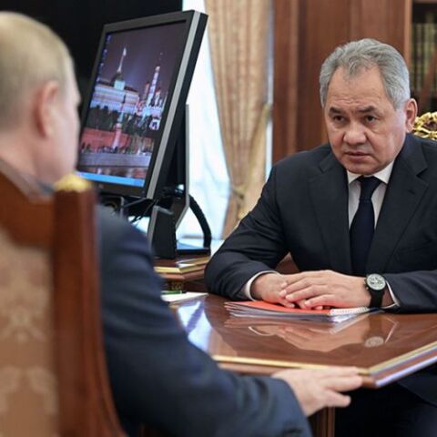 Ο υπουργός Άμυνας Σεργκέι Σοϊγκού συνομιλεί με τον πρόεδρο της Ρωσίας Βλαντίμιρ Πούτιν © EPA/ALEXEI NIKOLSKY/KREMLIN POOL/SPUTNIK   