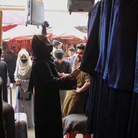 Οι γυναίκες στην επαρχία Χεράτ του Αφγανιστάν κάθονται χωριστά από τους άνδρες στα εστιατόρια