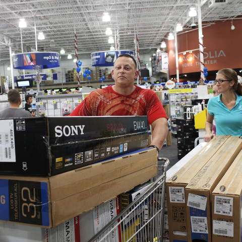 Καταναλωτές σε κατάστημα με γεμάτα καρότσια