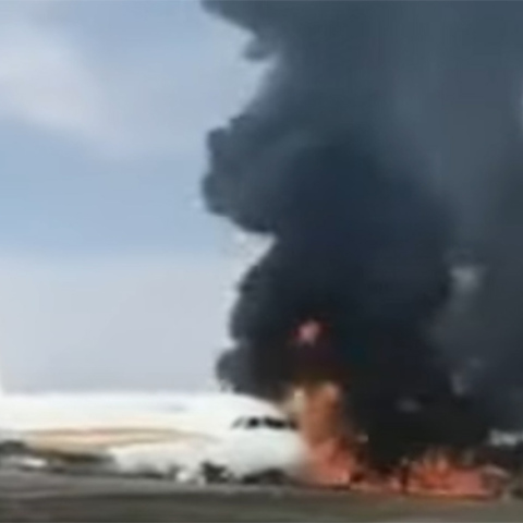 Κίνα: Αεροσκάφος βγήκε από τον διάδρομο και πήρε φωτιά