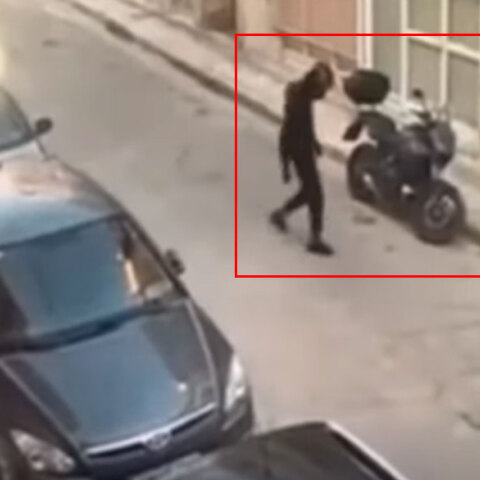 Η στιγμή που μαυροντυμένος άνδρας κλέβει μηχανή στον Πειραιά