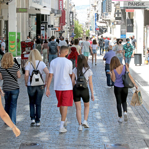 Ανοιχτά αρκετά μαγαζιά του Αγίου Πνεύματος 2022