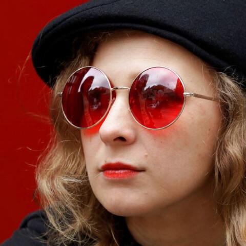 Η Ρωσία είναι αυτή που χρειάζεται αποναζιστικοποίηση, όχι η Ουκρανία, δηλώνει το μέλος του συγκροτήματος Pussy Riot Μαρία Αλιόχινα