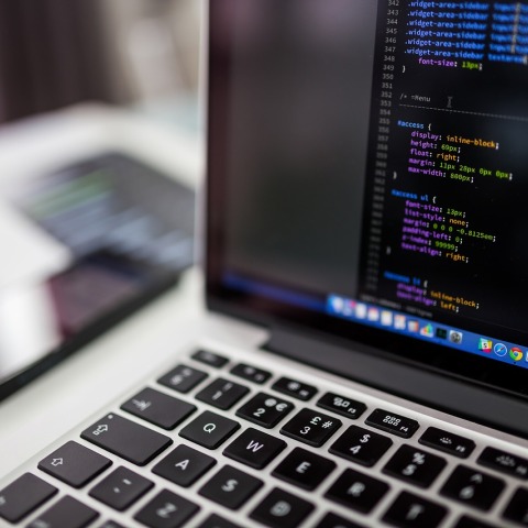 Κώδικας σε λάπτοπ