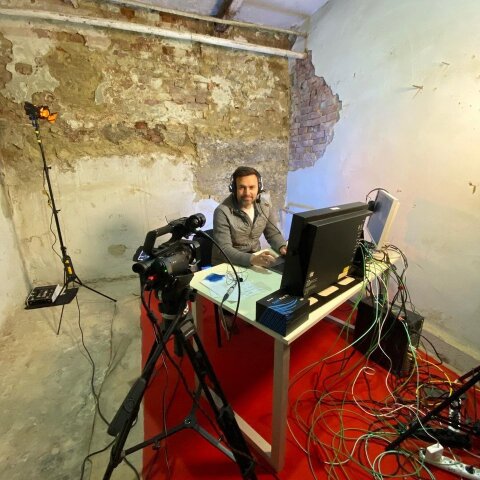 Eurovision 2022: Ο παρουσιαστής της Ουκρανίας σχολίαζε τον Α' Ημιτελικό από καταφύγιο