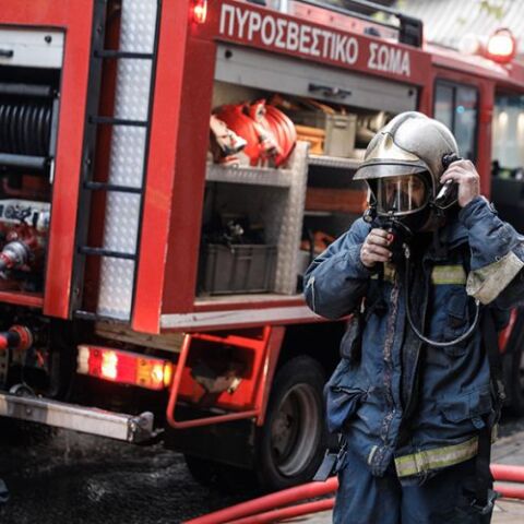 Πυροσβεστικό όχημα και πυροσβέστες