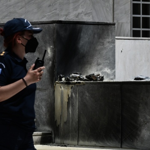 Φωτιά σε σχολική τσάντα στον Άρειο Πάγο - Το σημείο που καταγράφηκε το συμβάν