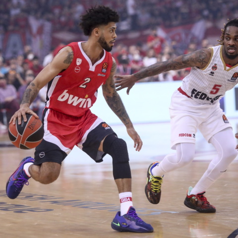 Φωτογραφία του Τάιλερ Ντόρσεϊ με τη φανέλα του Ολυμπιακού. 