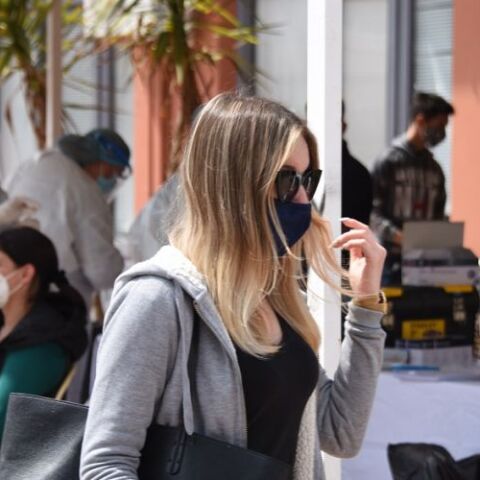 Κοπέλα με μάσκα