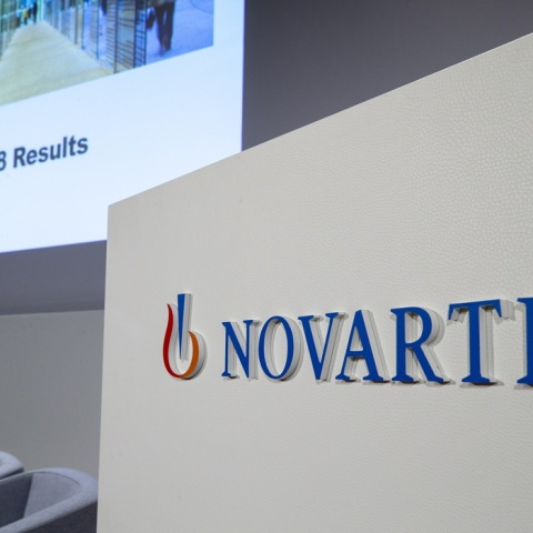 Novartis - Το λογότυπο της εταιρείας σε χώρο εκδήλωσης