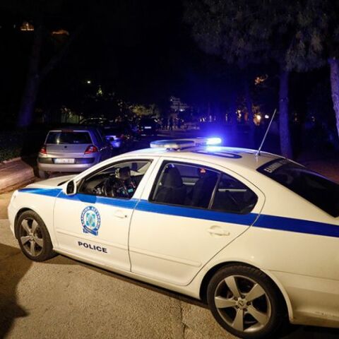 Αιγάλεω: Άντρας απειλεί να πέσει από καμπαναριό εκκλησίας