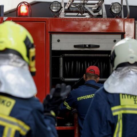 Πυροσβεστικό όχημα - Πυροσβέστες