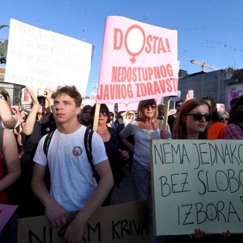 Χιλιάδες διαδηλωτές στους δρόμους του Ζάγκρεμπ για την πρόσβαση των γυναικών στην υγεία