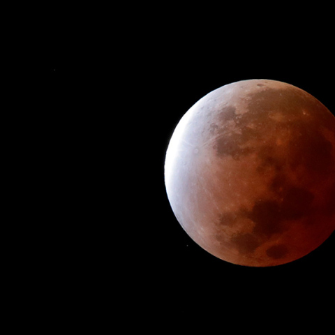 Ολική έκλειψη Σελήνης τα χαράματα της Δευτέρας