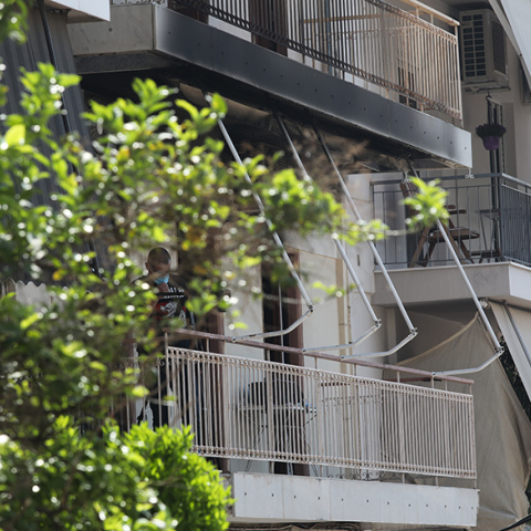 Παλαιό Φάληρο: Μαχαίρωσε τη μητέρα του και έβαλε φωτιά να κάψει το σπίτι τους