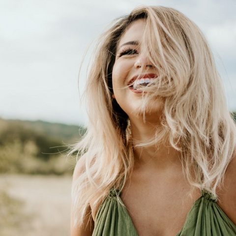 Ένα χαμογελαστό κορίτσι. 