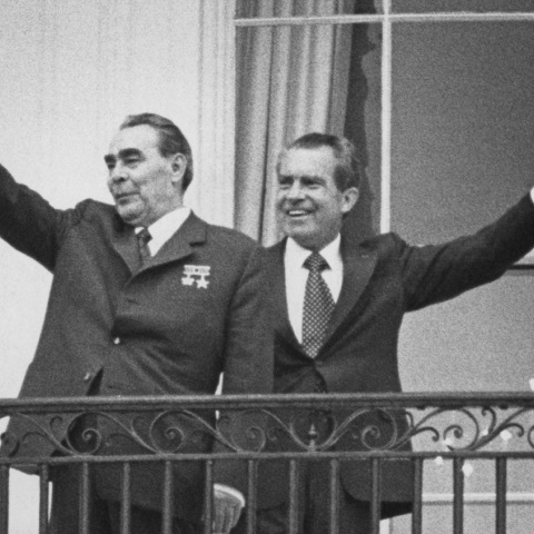 Ο Ρώσος ηγέτης Λεονίντ Μπρέζνιεφ (αριστερά) και ο Πρόεδρος των ΗΠΑ Ρίτσαρντ Νίξον χαιρετούν από το μπαλκόνι του Λευκού Οίκου στην Ουάσιγκτον, Ιούνιος 1973