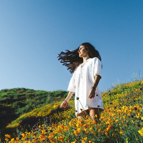 Ένα κορίτσι σε ένα λιβάδι.