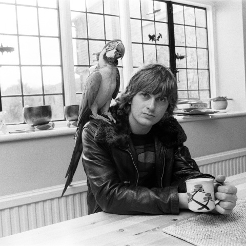 Ο Mike Oldfield με έναν παπαγάλο στον ώμο του και μια κούπα καφέ στα χέρια