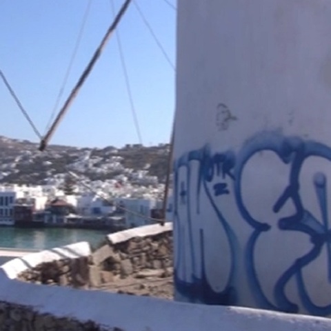 Μύκονος: Έβαψαν με γκράφιτι τους διάσημους Μύλους