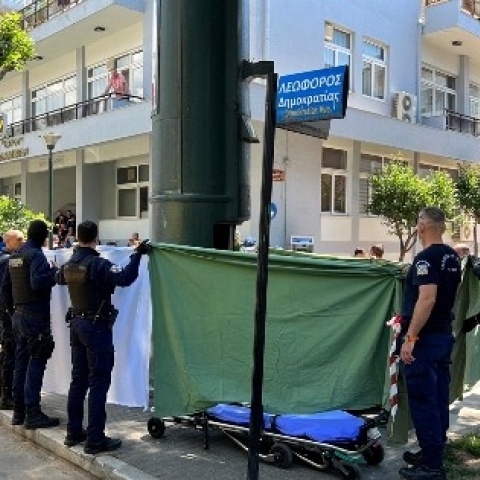 Αλεξανδρούπολη: Αστυνομικοί κρατούν μπλε σεντόνι μπροστά από το σημείο όπου ανασύρθηκε το πτώμα του αστέγου