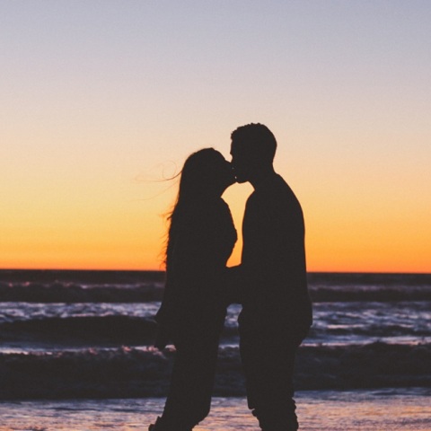 Ένα ζευγάρι στην παραλία.