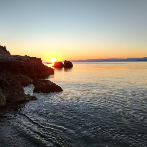 Παραλία με βράχια