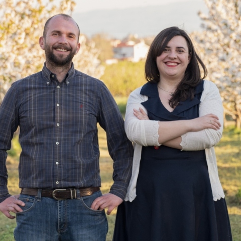 O Γιώργος Πασιαλής και η Αναστασία Πασιαλή στο αγρόκτημα τους στην Έδεσσα  © Ελένη Μουστάκα