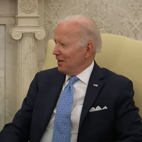 Με γαλάζια γραβάτα και την ελληνική σημαία ο Τζο Μπάιντεν υποδέχτηκε τον Κυριάκο Μητσοτάκη στον Λευκό Οίκο