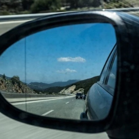 Επικίνδυνο “παιχνίδι” υιοθετούν έφηβοι στο Βόλο – “Πετάγονται” ξαφνικά μπροστά από κινούμενα οχήματα